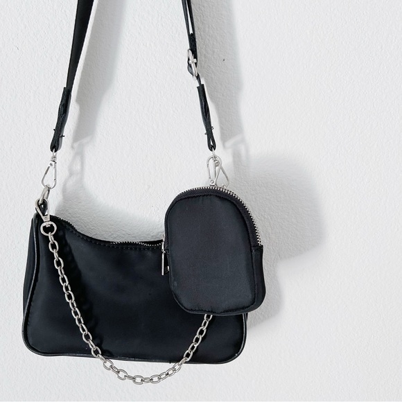 LIKE NEW! BLACK NYLON CROSS BODY/SHOULDER PURSE! CHAIN AND COMPARTMENT INCLUDED! - Picture 2 of 2